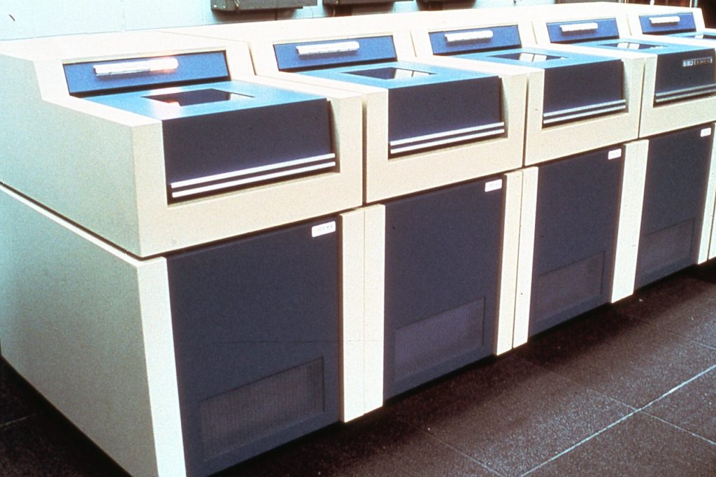 Illustration 7: A row of DD19 disk units on S/N 9 at ECMWF